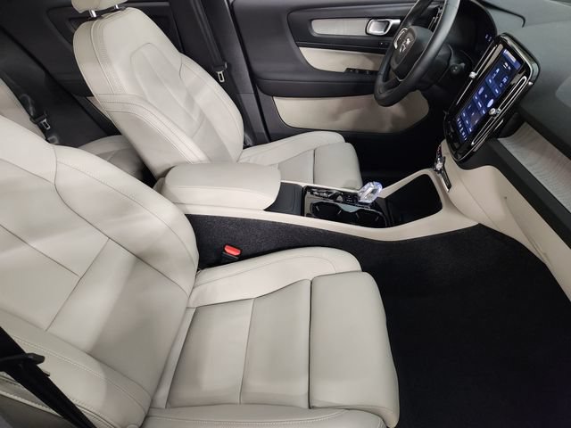 Certified 2026 Volvo XC40 B5 Plus AWD/4WD image 3