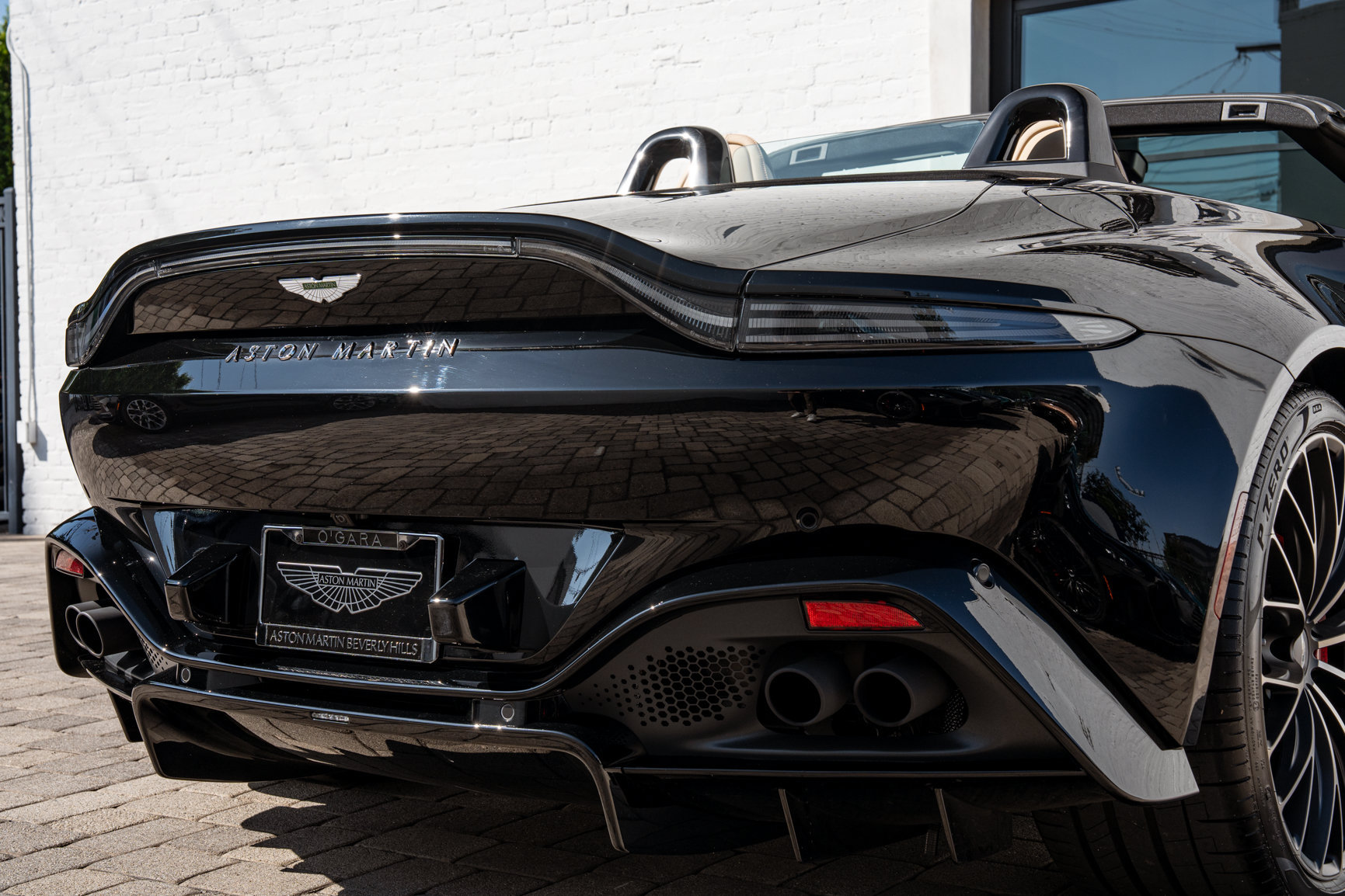 Used 2023 Aston Martin V8 Vantage Roadster RWD image 8