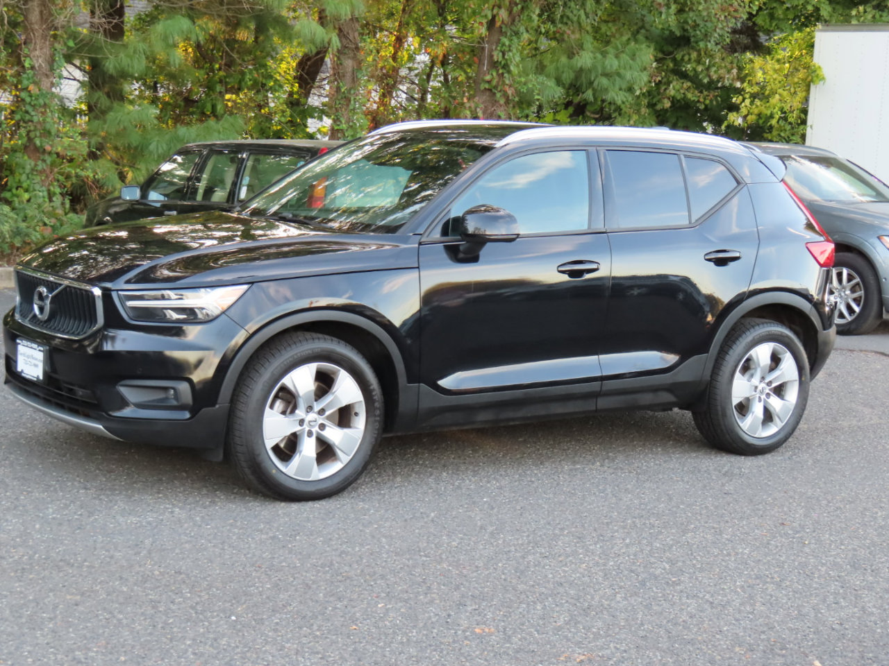 Used 2021 Volvo XC40 T5 Momentum image 2