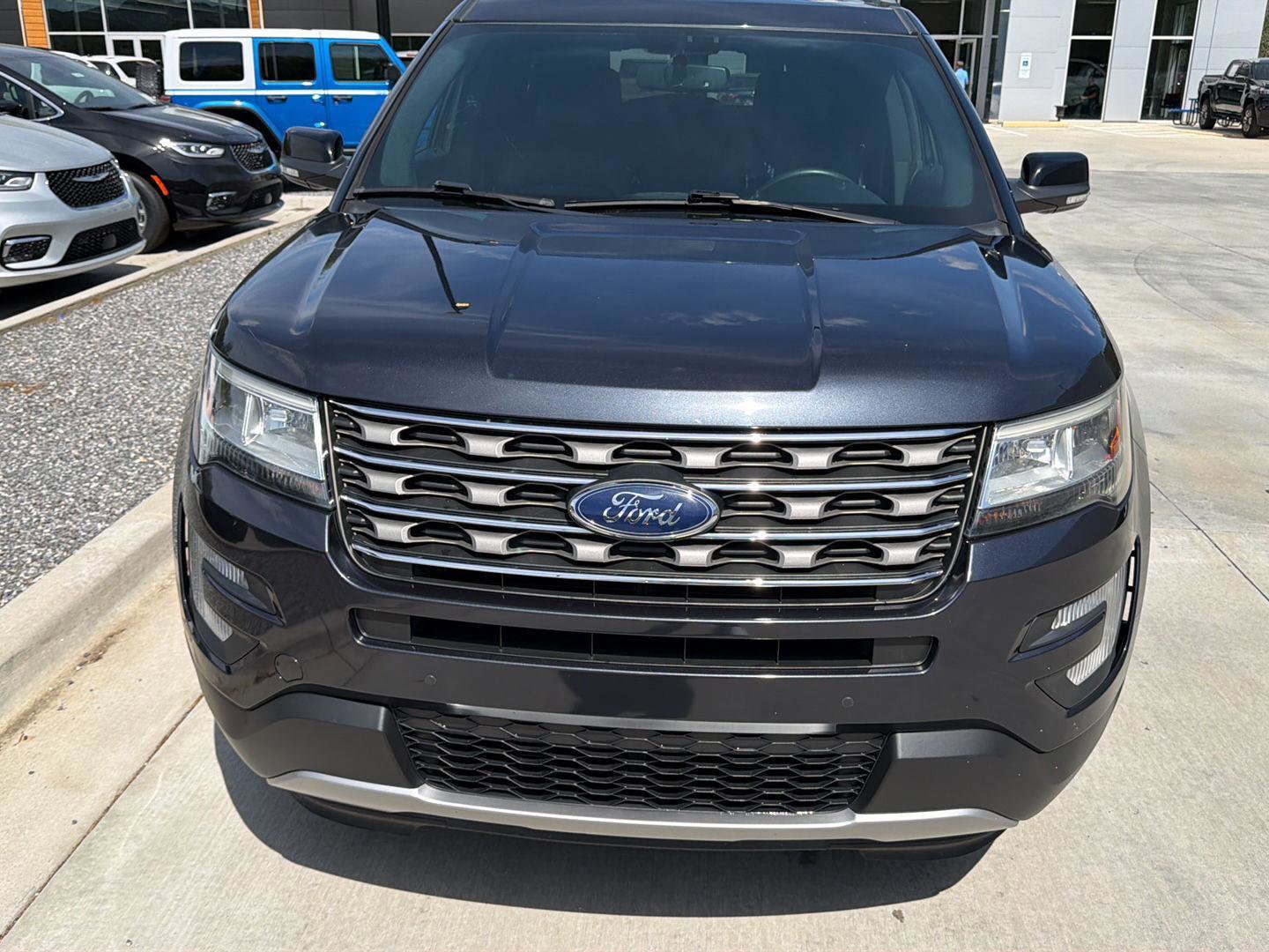 Used 2017 Ford Explorer XLT w/ Equipment Group 202A AWD/4WD image 8