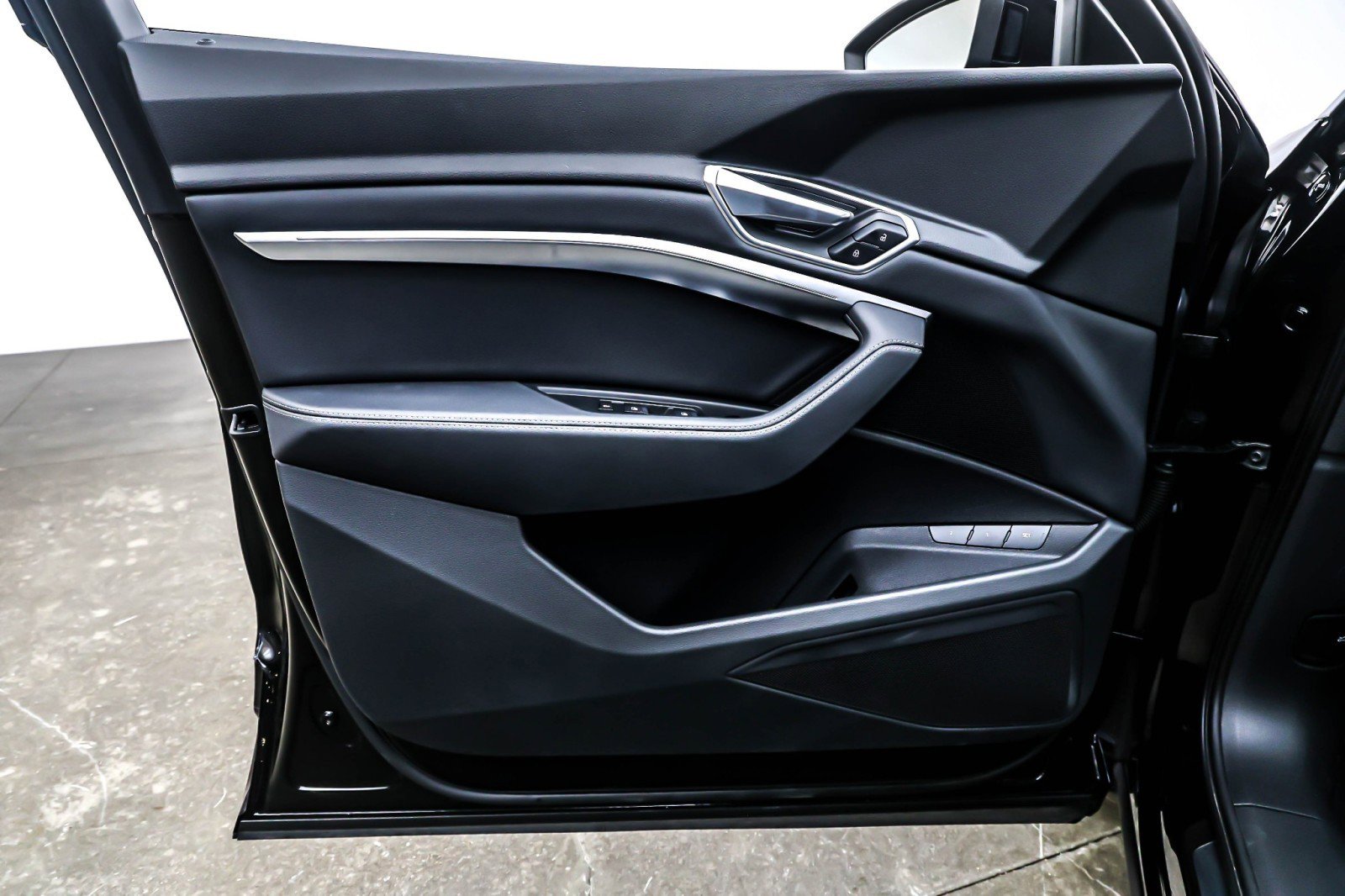 Used 2022 Audi e-tron Premium w/ Convenience Plus Package image 21