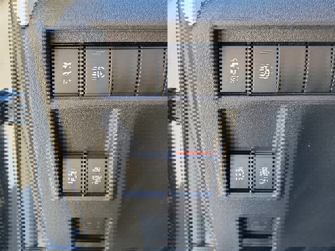 Used 2025 Toyota Sienna LE image 32