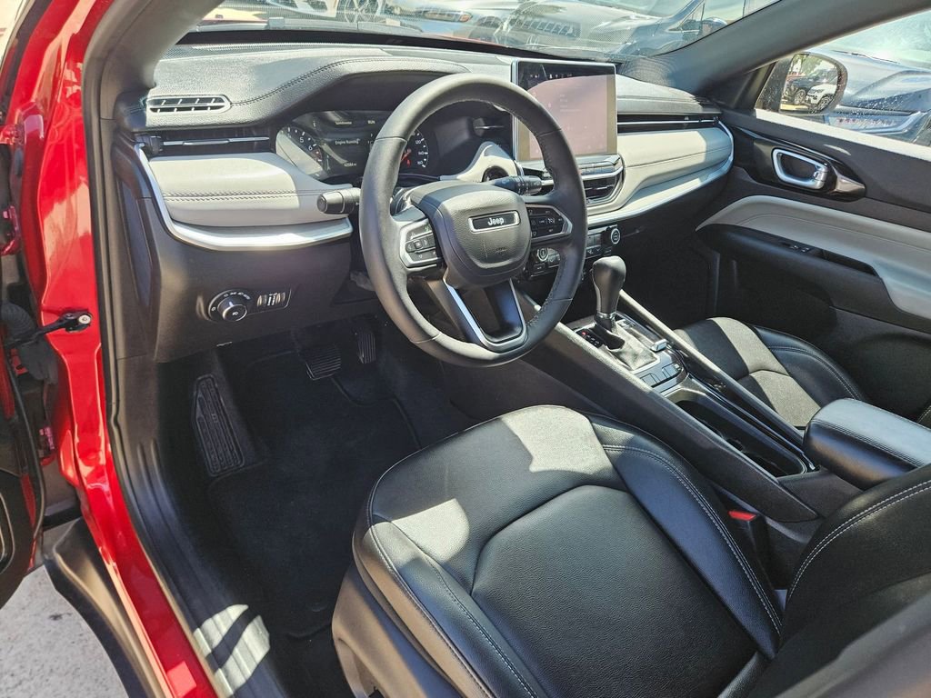 Used 2025 Jeep Compass Limited image 13