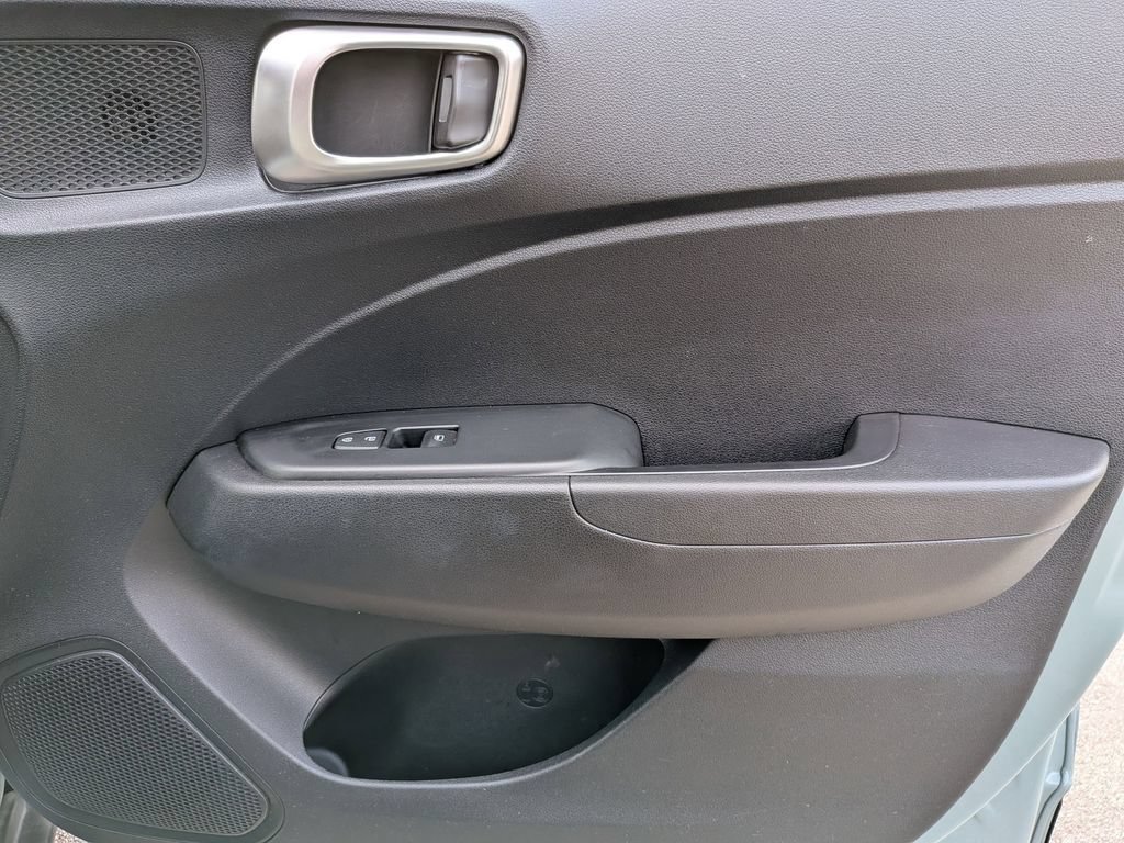 Used 2025 Hyundai Venue SEL FWD image 31