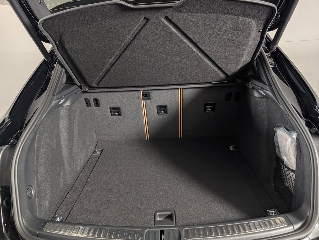 New 2026 Porsche Macan AWD/4WD image 17