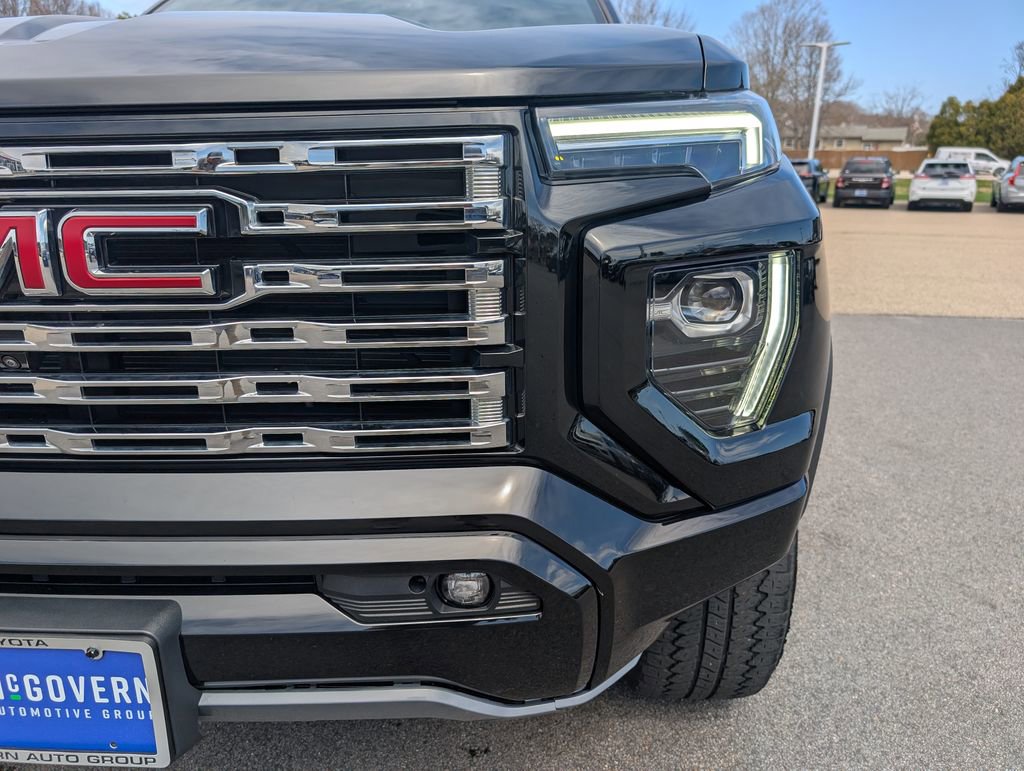 Used 2023 GMC Canyon Denali w/ Denali Black Edition image 11