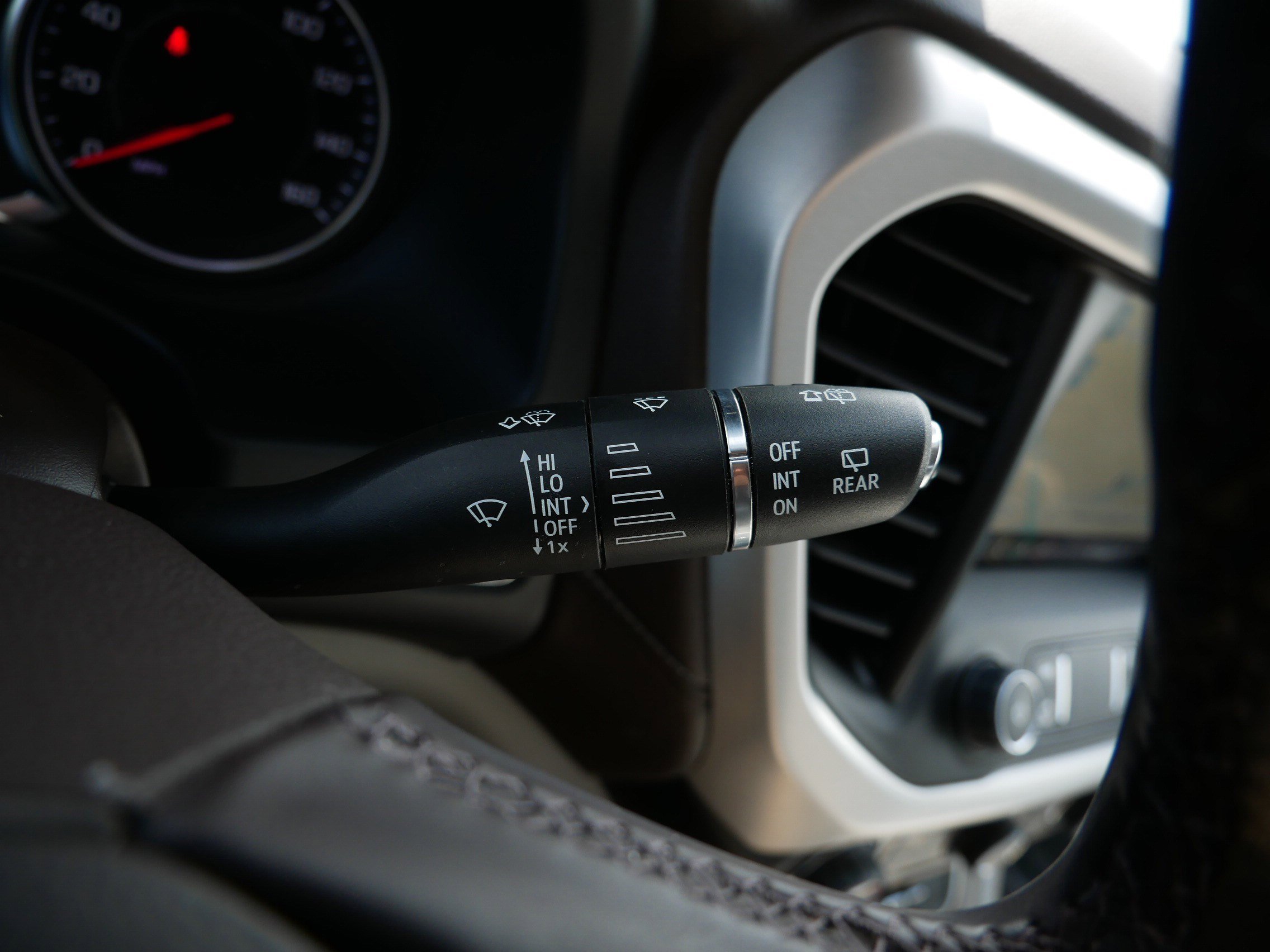 Used 2023 GMC Acadia SLT w/ Preferred Package FWD image 34