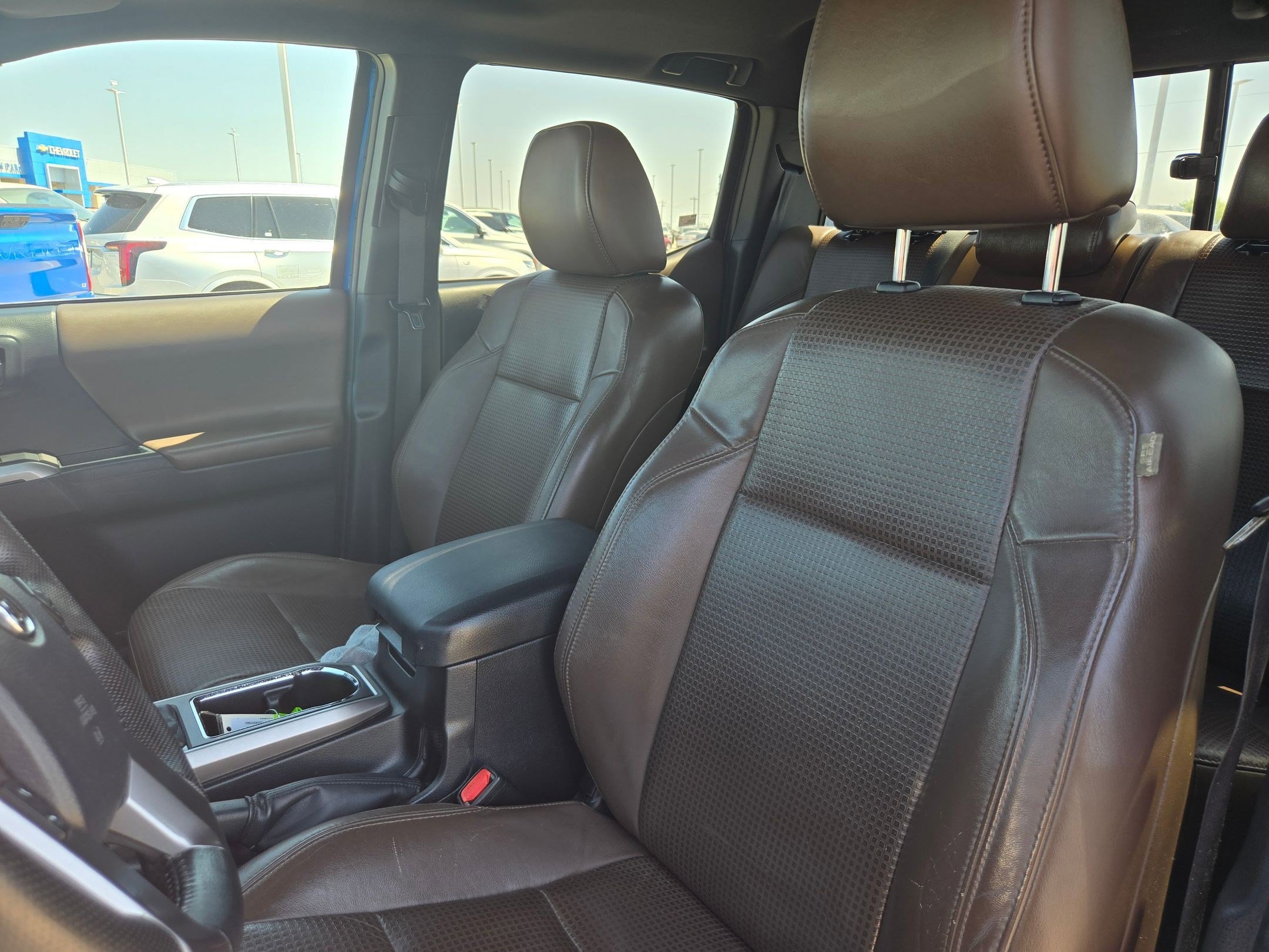 Used 2016 Toyota Tacoma Limited w/ Towing Package image 10