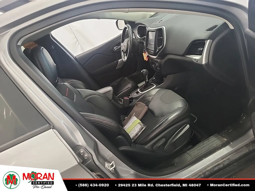 Used 2017 Jeep Cherokee Trailhawk w/ Cold Weather Group AWD/4WD image 15