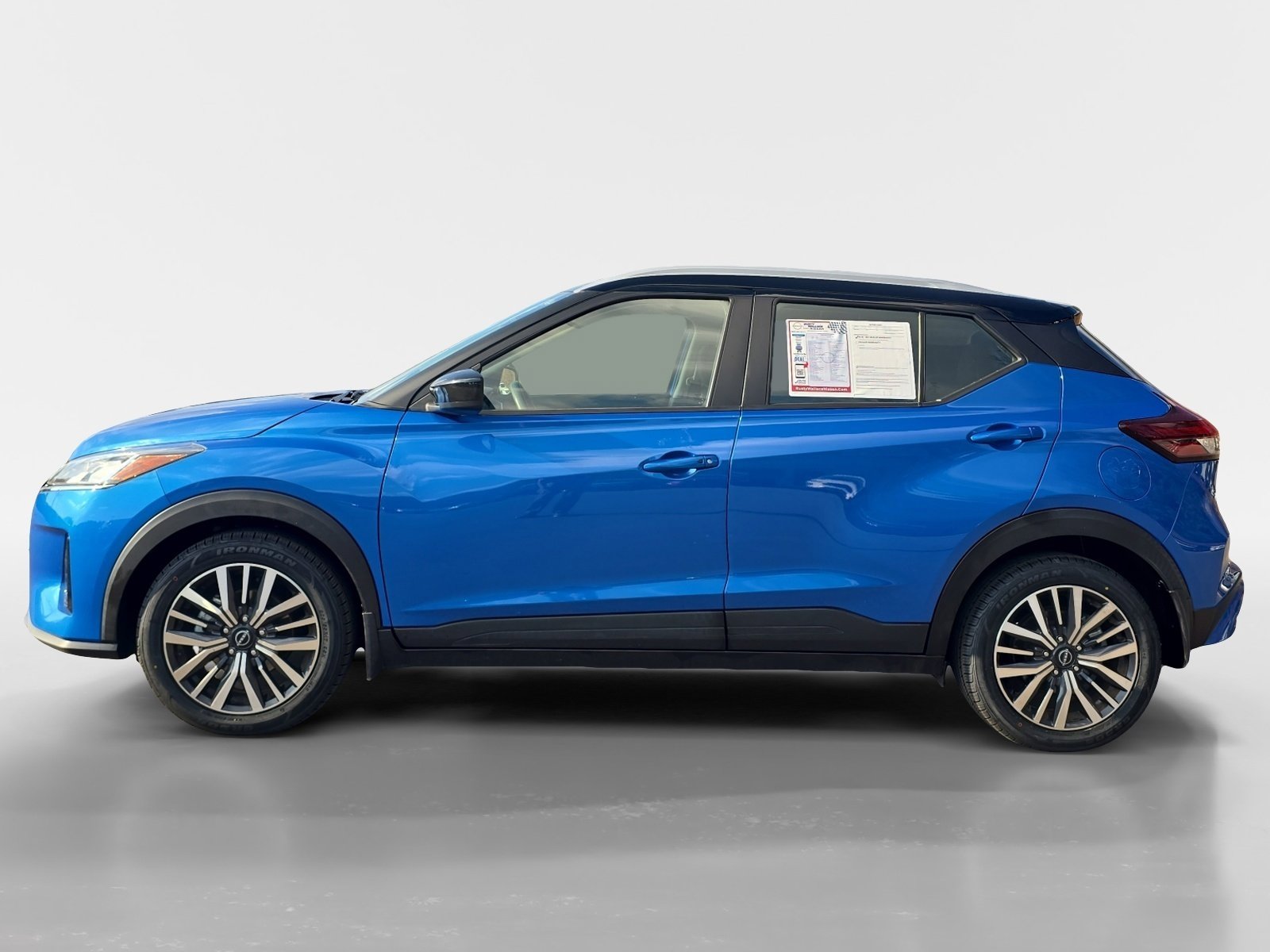Used 2023 Nissan Kicks SV image 2