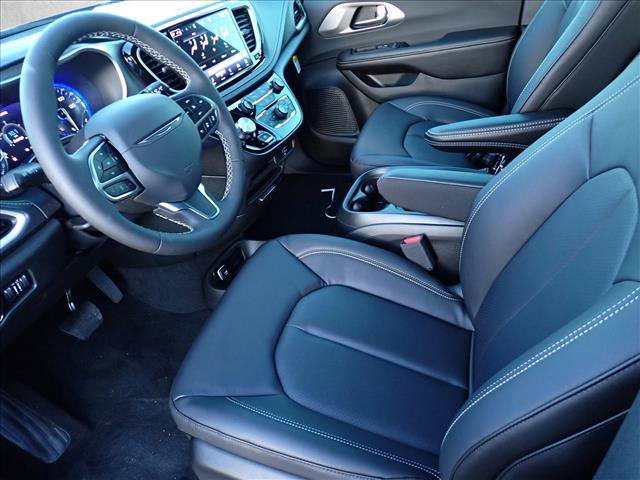 New 2027 Chrysler Pacifica Select AWD/4WD image 13