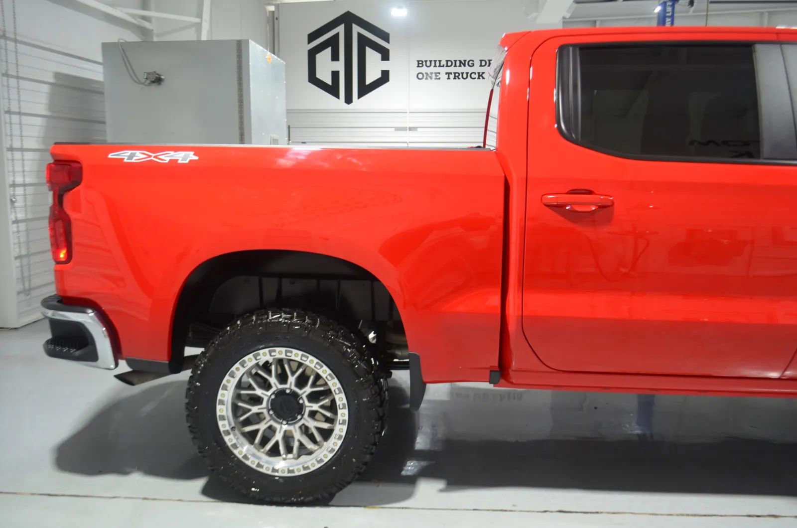 Used 2025 Chevrolet Silverado 1500 LT image 8