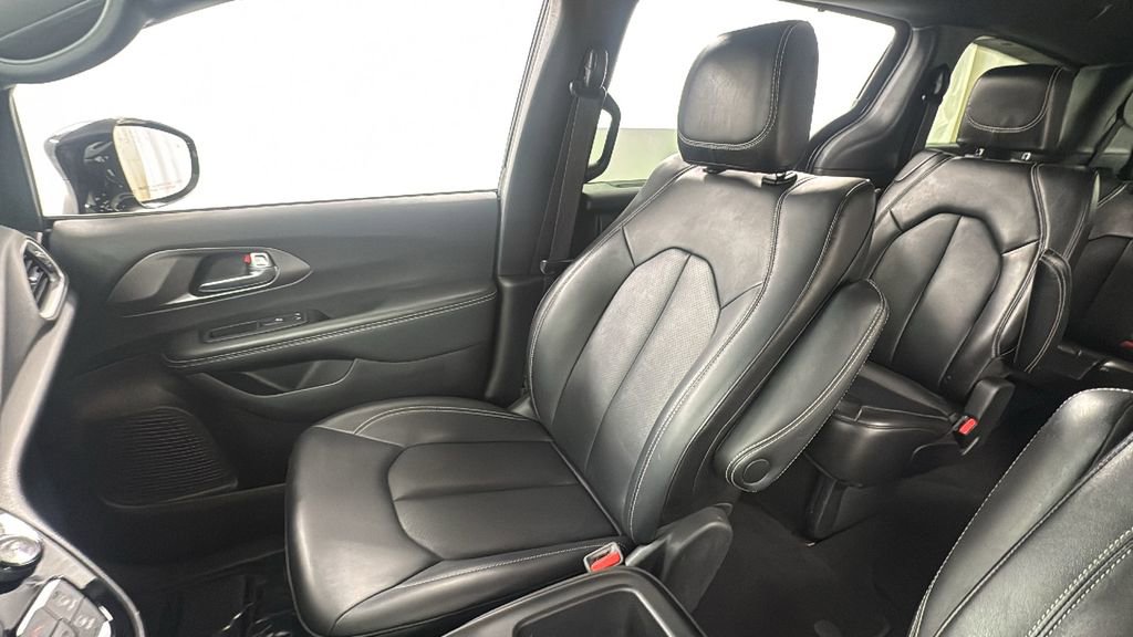 Used 2025 Chrysler Pacifica Select image 13