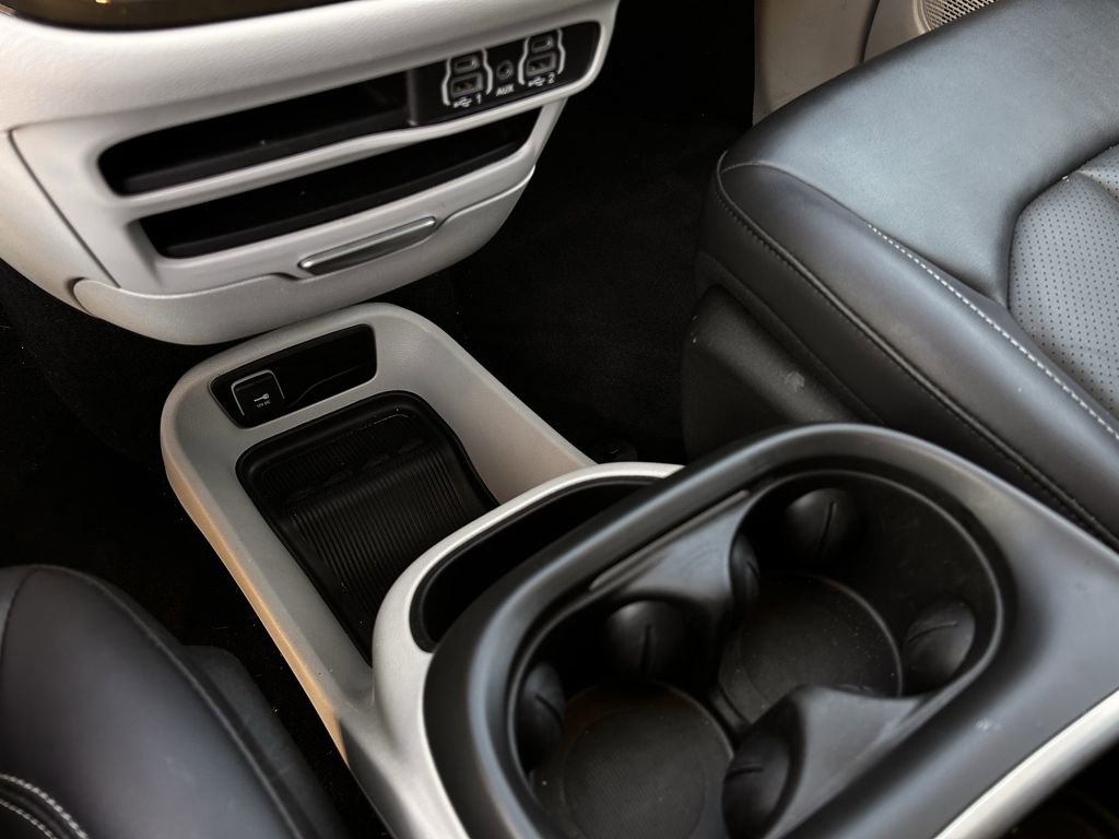 Used 2024 Chrysler Pacifica Touring-L image 23