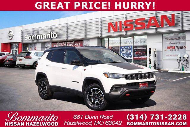 Used 2025 Jeep Compass Trailhawk w/ Trailer Tow Group AWD/4WD image 1
