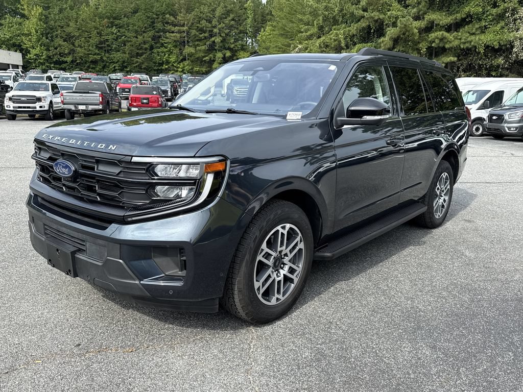 Used 2025 Ford Expedition Active AWD/4WD image 3