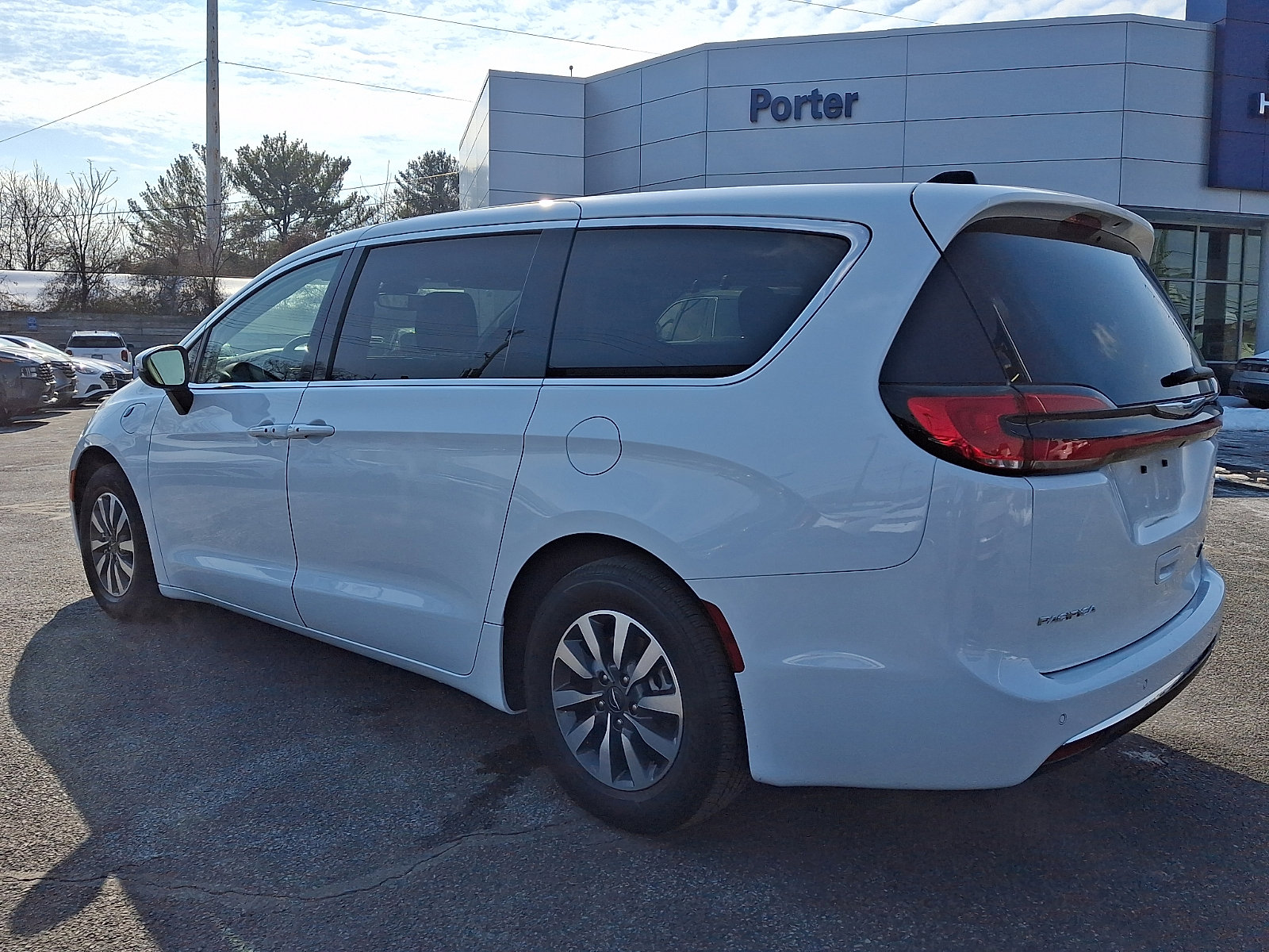 Used 2023 Chrysler Pacifica Touring-L image 4