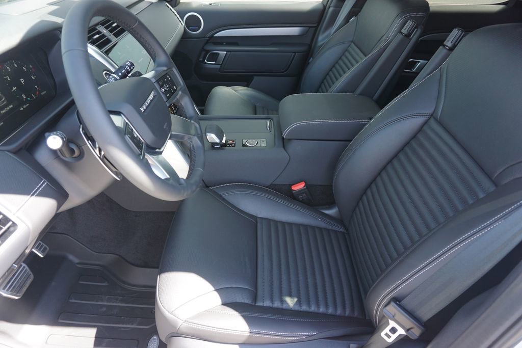 New 2025 Land Rover Discovery Dynamic SE image 19