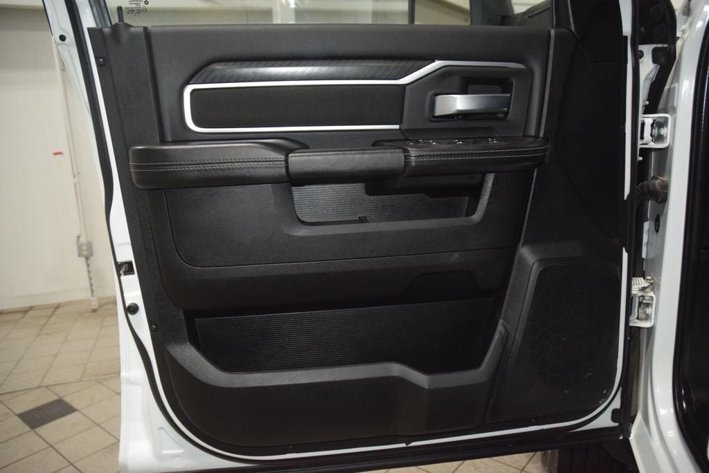 Used 2025 RAM 5500 4x4 Crew Cab image 36