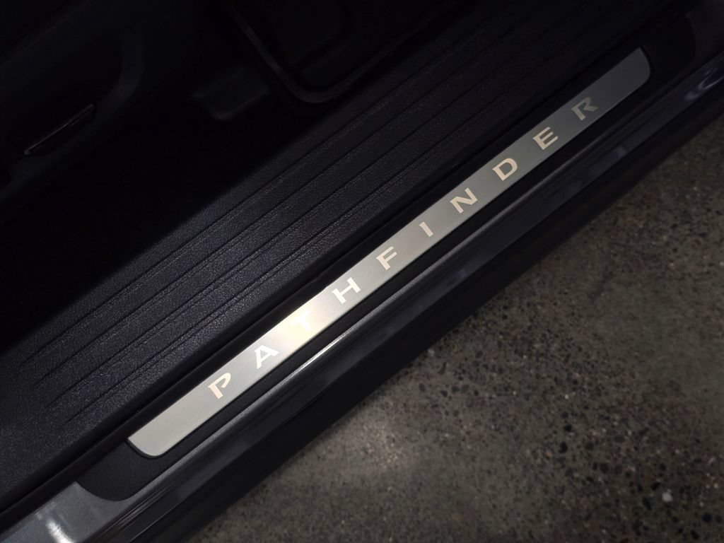 Used 2025 Nissan Pathfinder Platinum AWD/4WD image 33