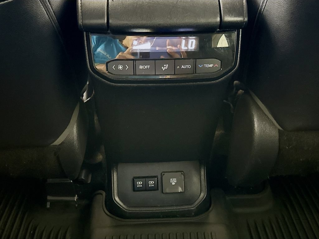 Used 2020 Toyota Highlander Limited FWD image 28