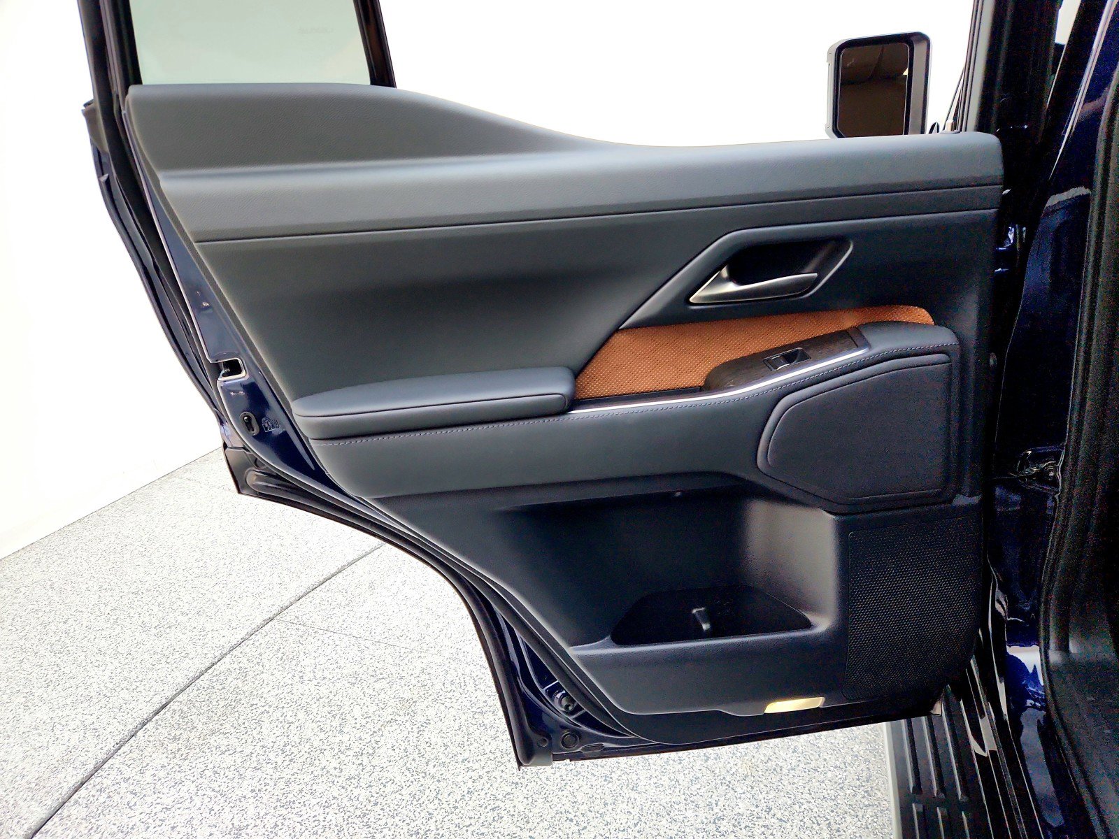 Used 2024 Lexus GX 550 w/ Accessory Package (31) image 24