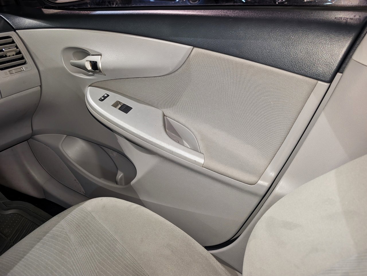 Used 2012 Toyota Corolla LE image 33