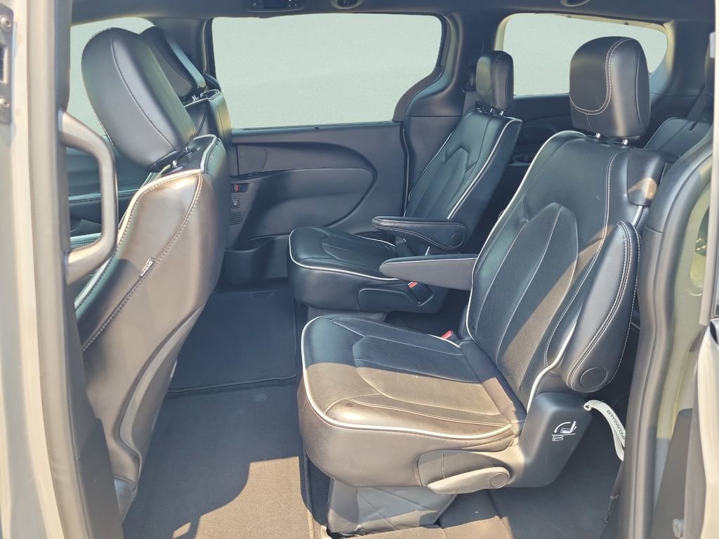 Used 2025 Chrysler Pacifica Limited FWD image 10