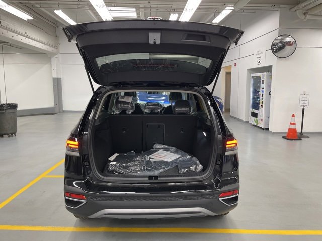 New 2026 Volkswagen Taos SE image 9