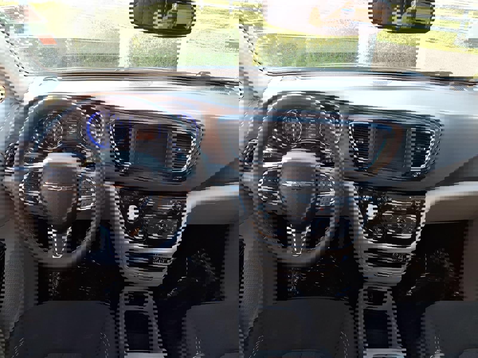 Used 2023 Chrysler Voyager LX image 16