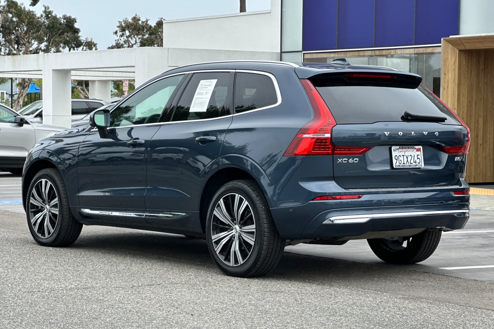 Used 2023 Volvo XC60 B5 Plus w/ Climate Package FWD image 6