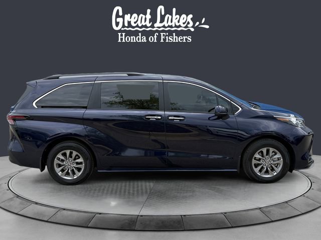 Used 2025 Toyota Sienna XLE AWD/4WD image 6