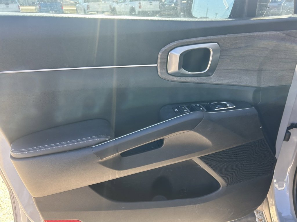 Used 2023 Kia Sorento EX w/ Panoramic Sunroof Package image 3