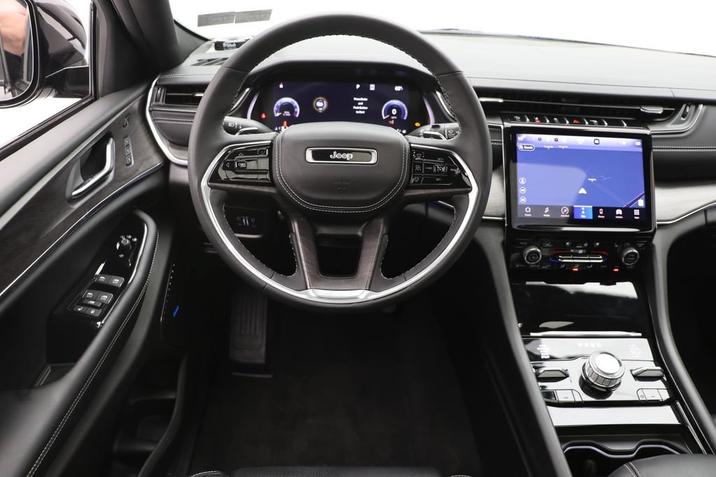 Used 2023 Jeep Grand Cherokee Overland w/ Luxury Tech Group IV AWD/4WD image 13