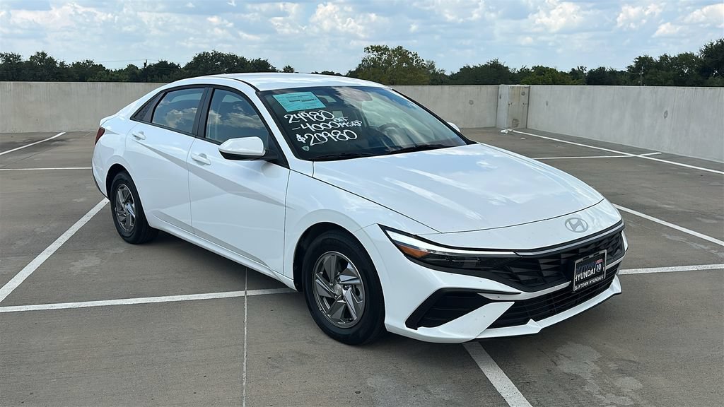 Used 2026 Hyundai Elantra SE FWD image 14