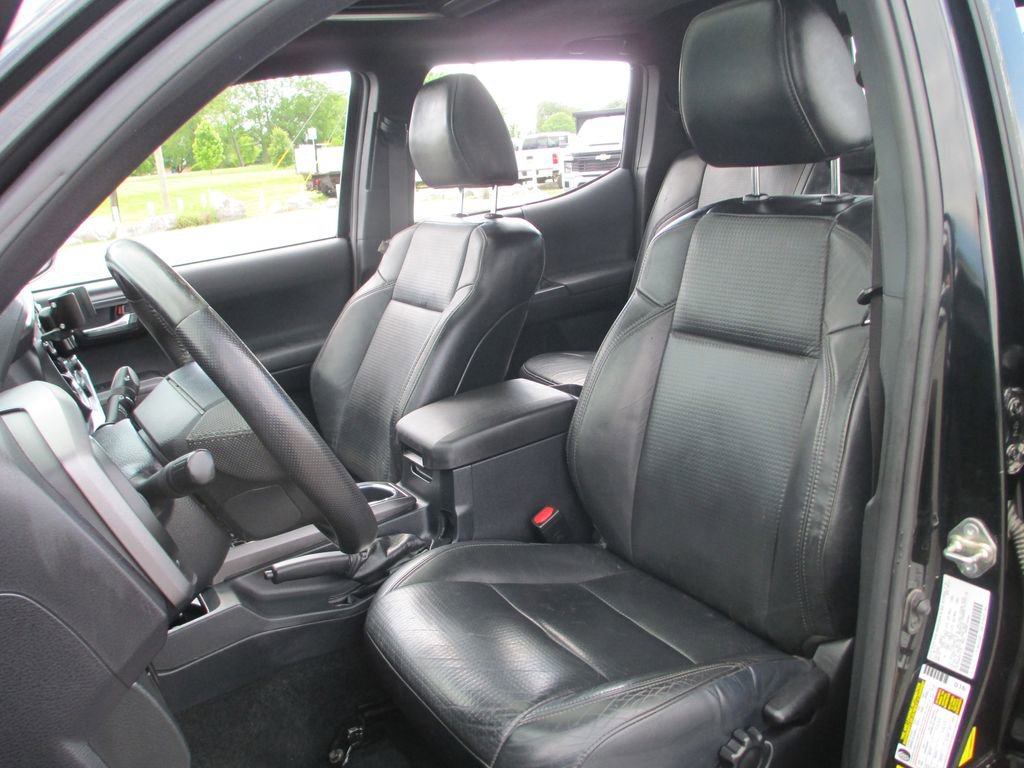 Used 2019 Toyota Tacoma TRD Off-Road AWD/4WD image 21