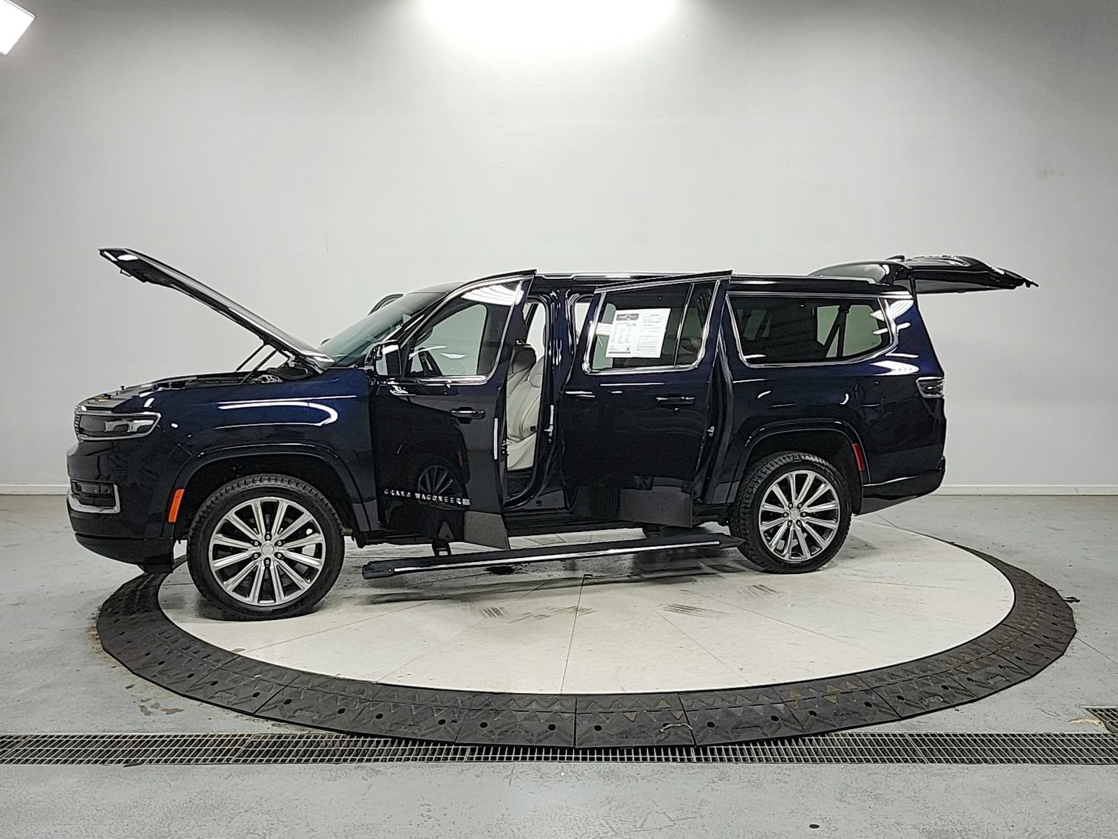 Used 2023 Jeep Grand Wagoneer L Series II AWD/4WD image 12