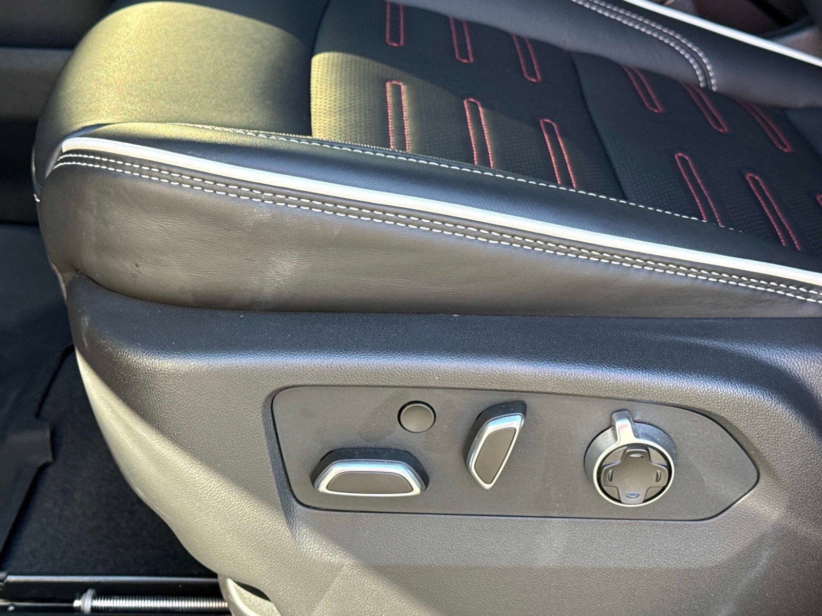 Used 2026 GMC Yukon XL AT4 Ultimate w/ LPO, Floor Liner Package AWD/4WD image 24