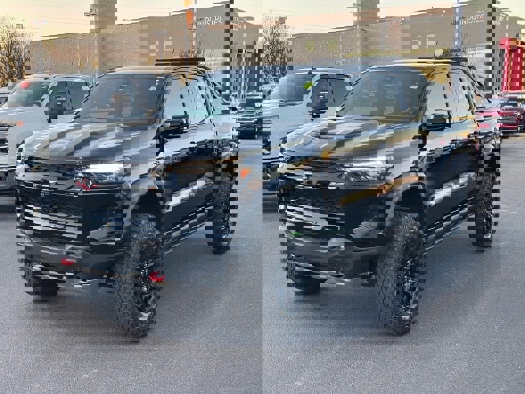 Used 2025 Chevrolet Colorado ZR2 w/ Midnight Edition image 7