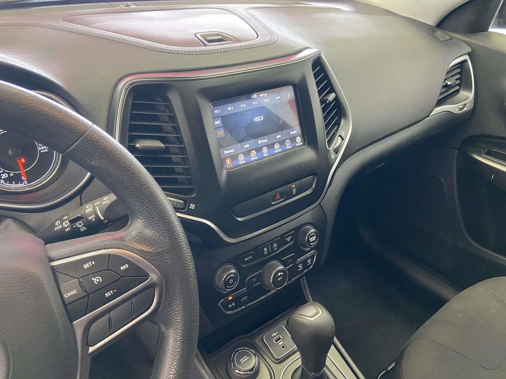 Used 2021 Jeep Cherokee Latitude AWD/4WD image 21