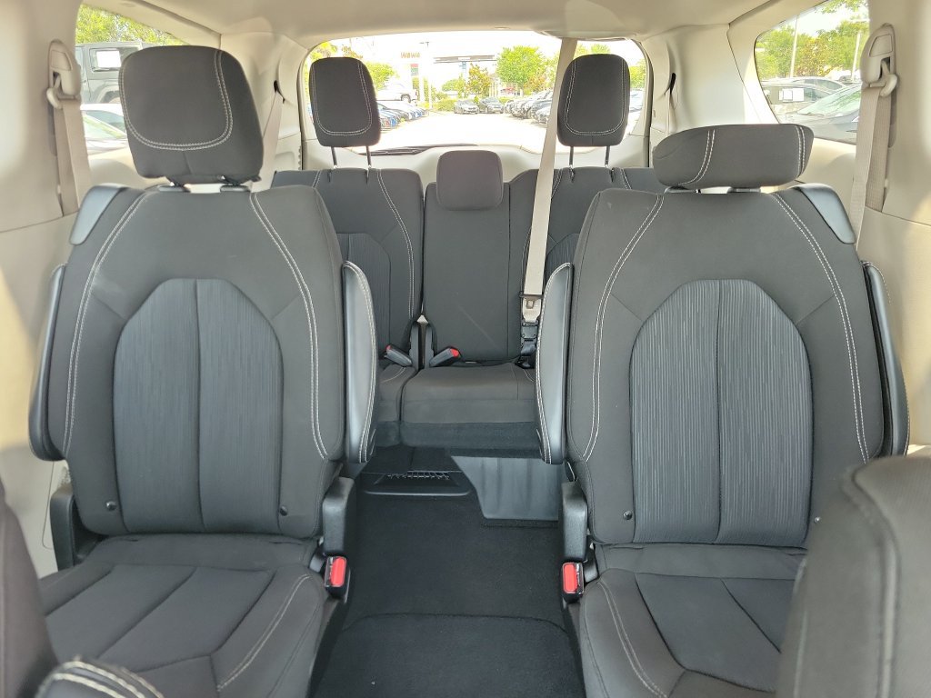 Used 2022 Chrysler Voyager LX FWD image 16