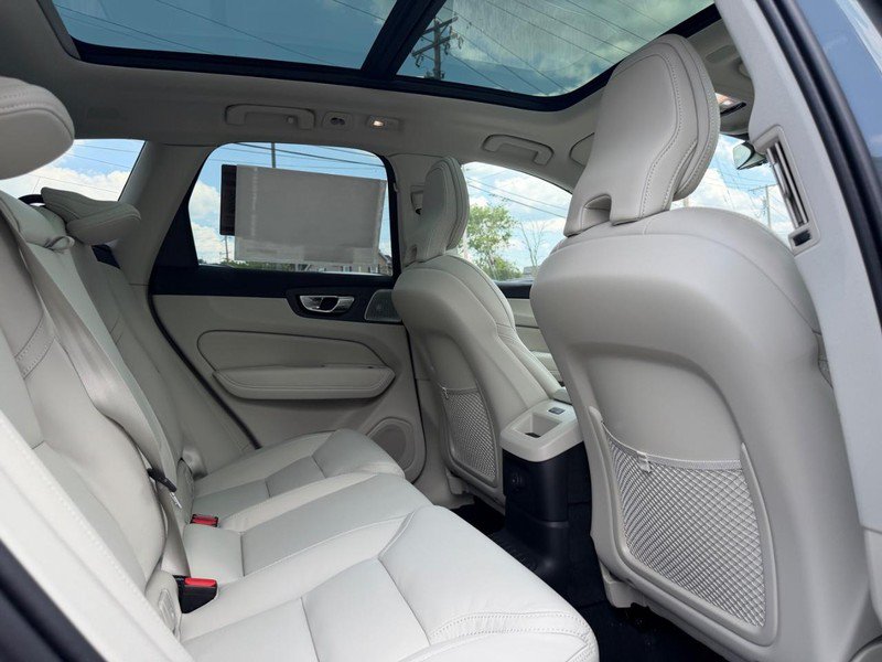 New 2026 Volvo XC60 T8 Ultra w/ Climate Package AWD/4WD image 4