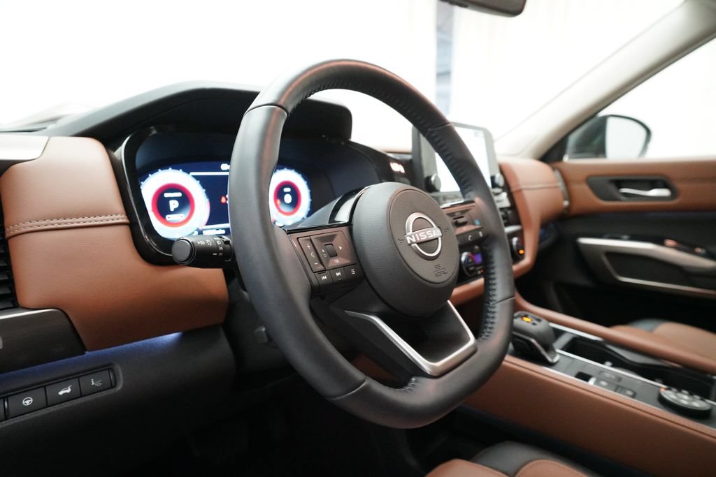 Used 2025 Nissan Pathfinder Platinum AWD/4WD image 8