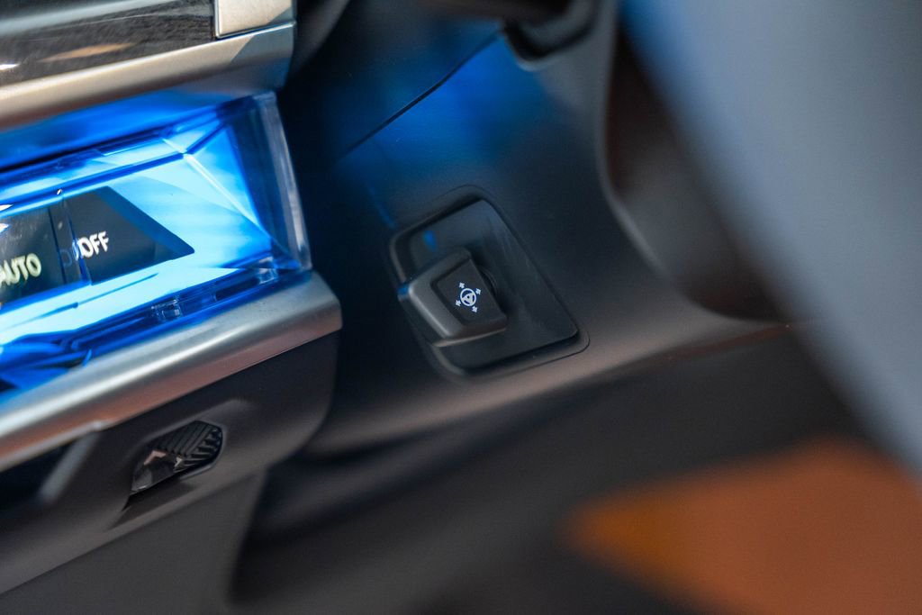 Used 2025 BMW 750e xDrive image 44