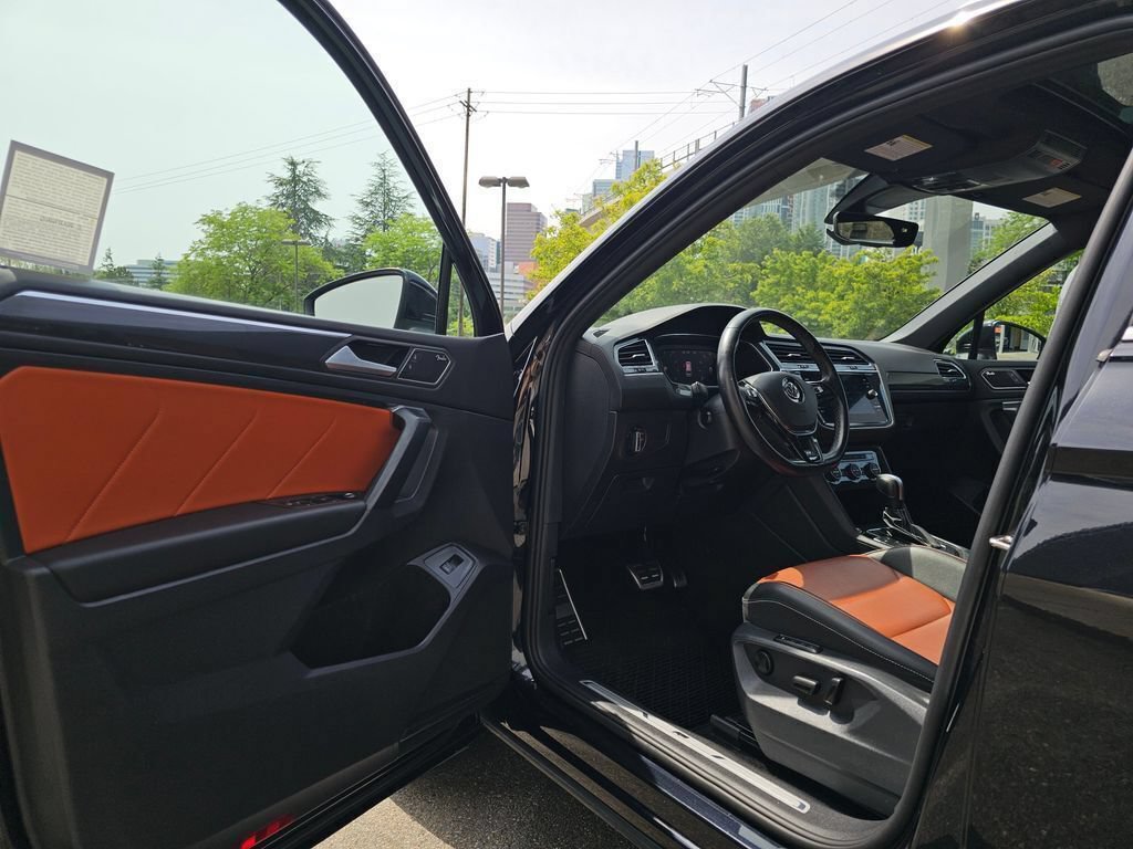 Used 2021 Volkswagen Tiguan SEL Premium R-Line w/ 3rd Row Seat Package AWD/4WD image 22