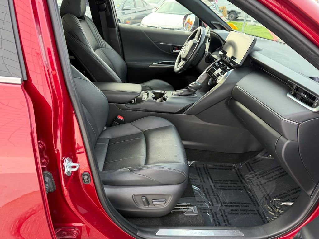 Used 2021 Toyota Venza Limited w/ Carpet Mat Package (TMS) image 22