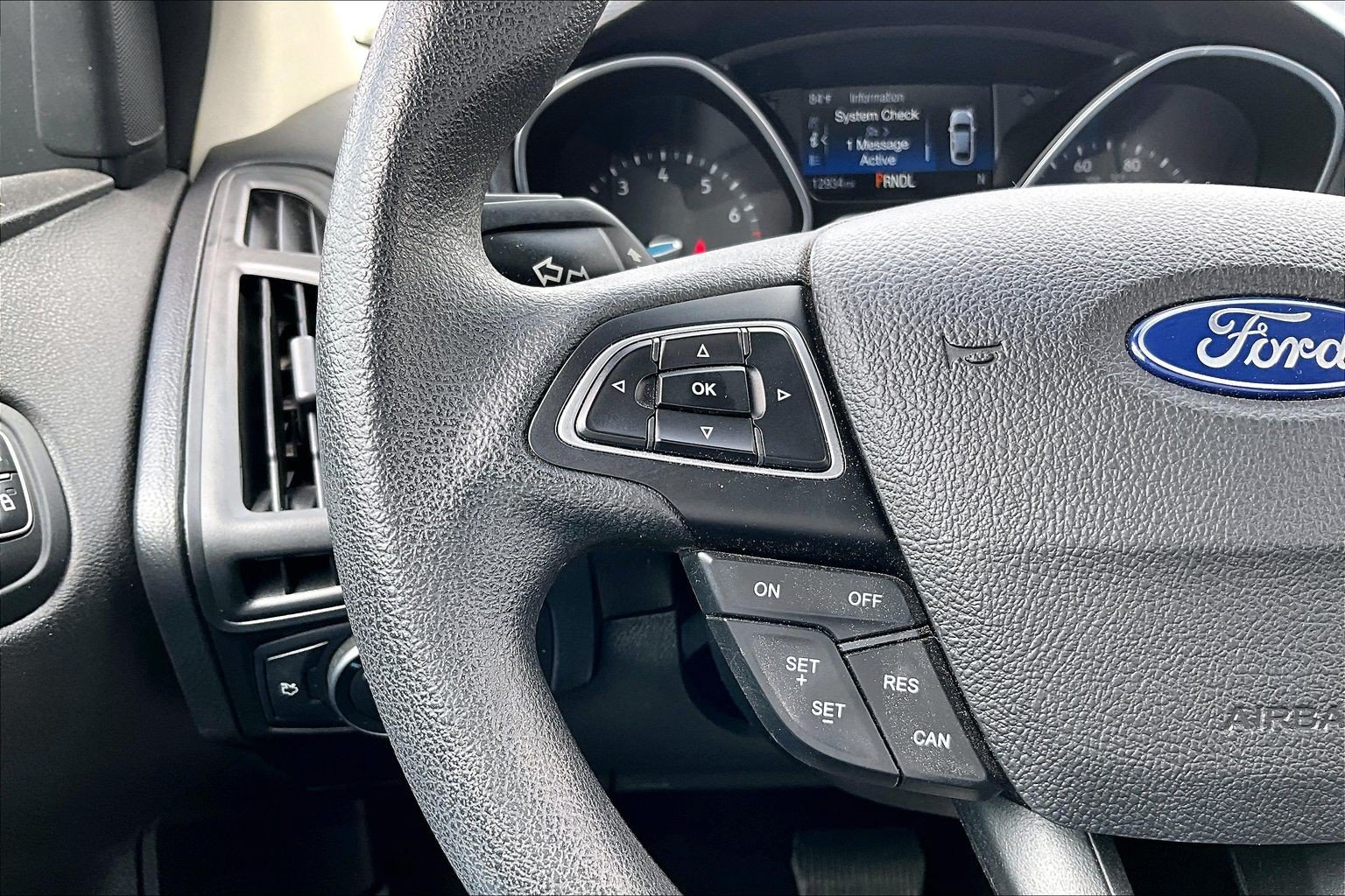 Used 2018 Ford Focus SE FWD image 18