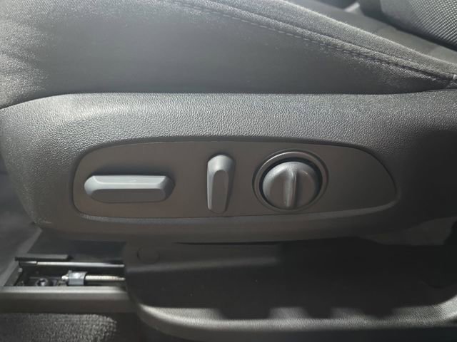 Used 2023 Chevrolet Traverse LT image 29