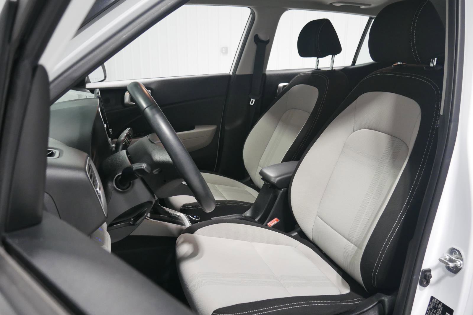 Used 2024 Hyundai Venue SEL image 10