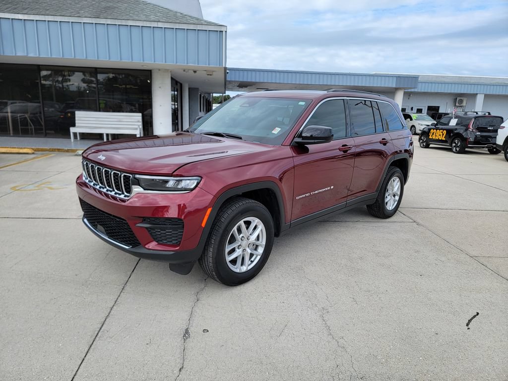Used 2025 Jeep Grand Cherokee Laredo X w/ Luxury Tech Group I AWD/4WD image 3